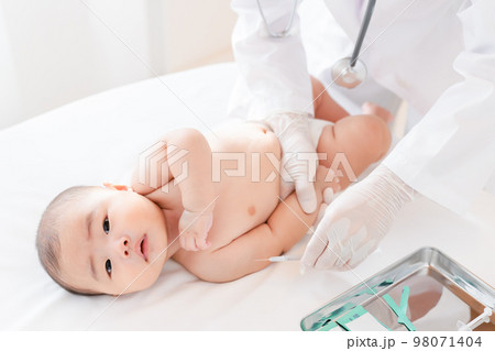 予防接種を受ける赤ちゃん 98071404