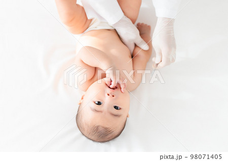 予防接種を受ける赤ちゃん 98071405
