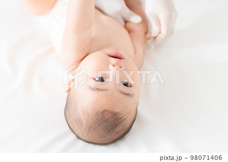 予防接種を受ける赤ちゃん 98071406