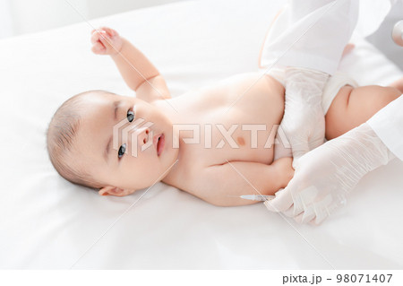 予防接種を受ける赤ちゃん 98071407