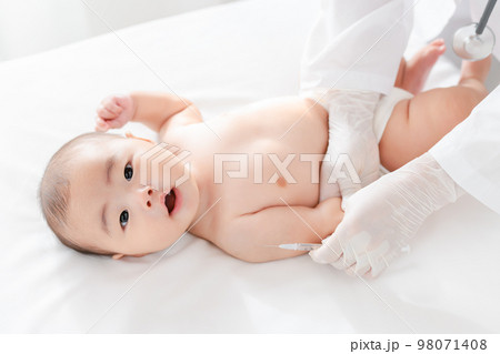 予防接種を受ける赤ちゃん 98071408