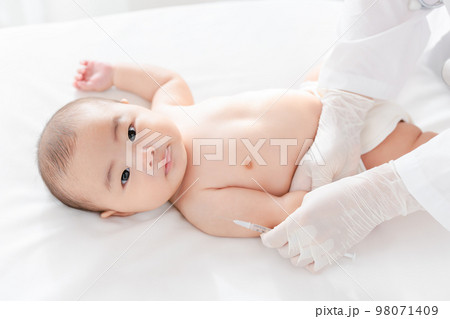 予防接種を受ける赤ちゃん 98071409