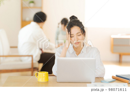 リモートワークをする女性 98071611