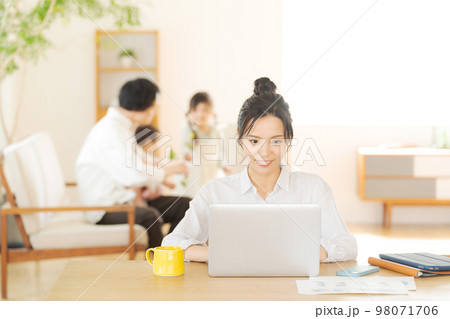 家で働くママと家族 98071706