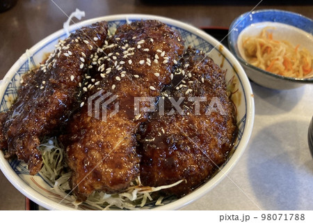 美味しそうなソースカツ丼 美味しそうなソースカツ丼 98071788