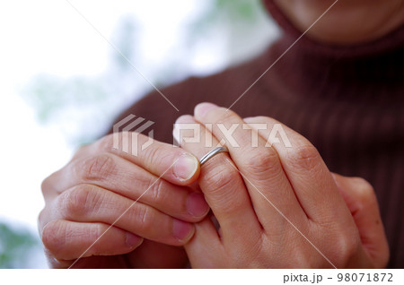 指輪を外す女性 98071872