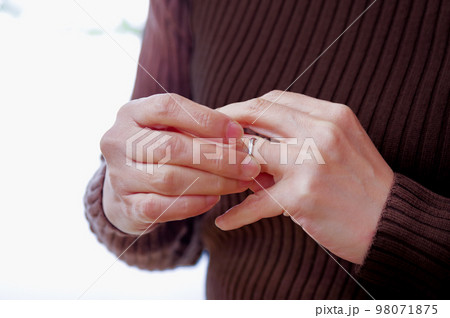 指輪を外す女性 指輪を外す女性 98071875