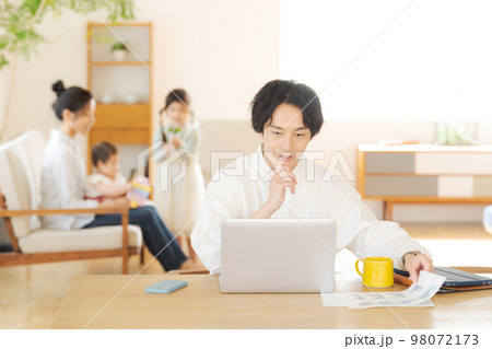 在宅勤務をする男性 98072173