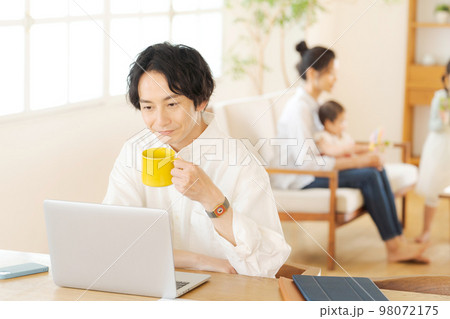 在宅勤務をする男性 在宅勤務をする男性 98072175
