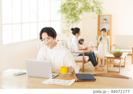 在宅勤務をする男性 98072177