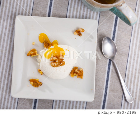 Fresh cottage cheese with honey and walnuts 98072198
