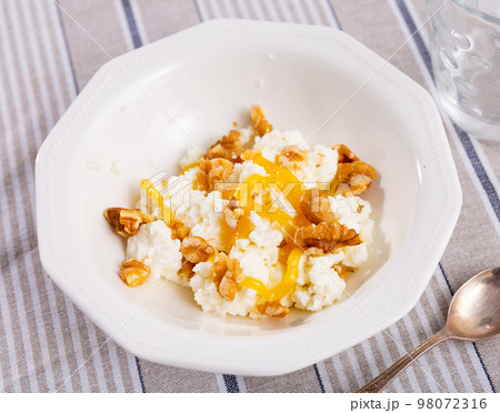Catalan whey cheese, mato, served on plate with honey and walnuts 98072316