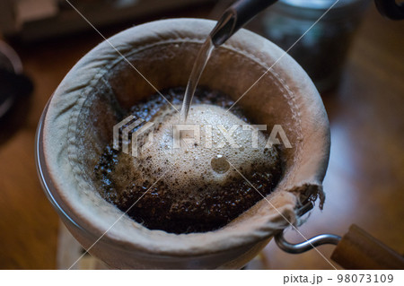 カフェ・コーヒーイメージ～蒸らし後一投目～ 98073109