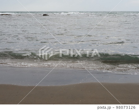 荒れている冬の日本海、濁った海水2 荒れている冬の日本海、濁った海水2 98073126