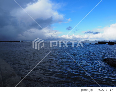 大きな雲と青空が見える冬の日本海 98073137
