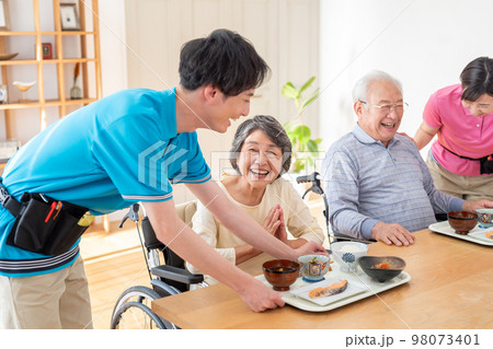 介護施設の食事風景 介護施設の食事風景 98073401