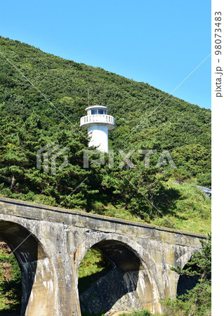 汐首灯台と旧戸井線アーチ橋 汐首灯台と旧戸井線アーチ橋 98073483