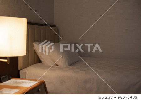 テーブルライトの灯るホテルの寝室 テーブルライトの灯るホテルの寝室 98073489