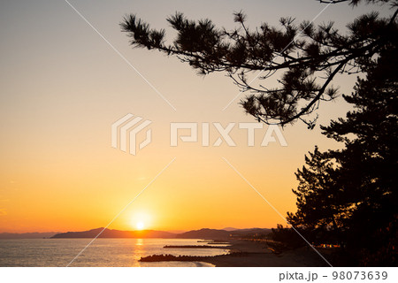 高知県桂浜の龍王宮から眺める美しい夕暮れの風景 高知県桂浜の龍王宮から眺める美しい夕暮れの風景 98073639