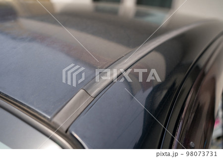 車の劣化したルーフモールのゴム 98073731