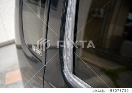 車の劣化した窓枠のゴム 98073736