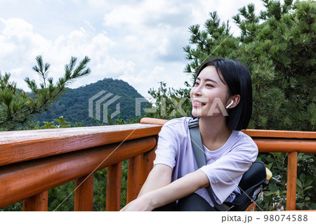 korean young women hiking and plogging_resting 98074588
