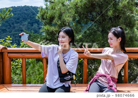 korean young women hiking and plogging_taking a selfie 98074666