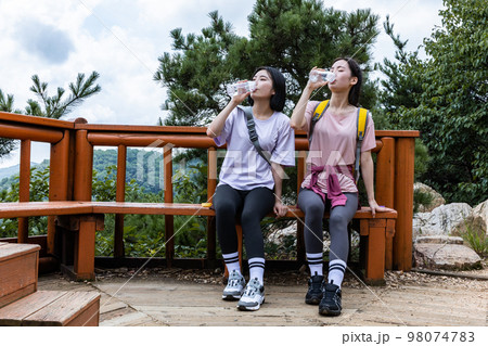 korean young women hiking and plogging_drinking water 98074783