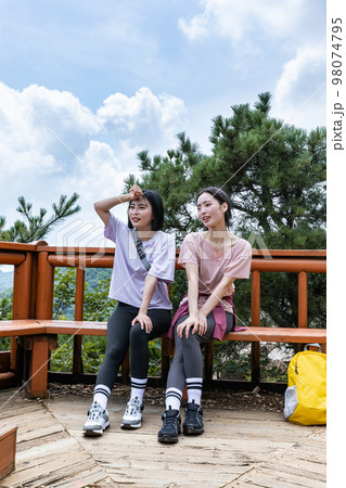 korean young women hiking and plogging_looking at scenery 98074795