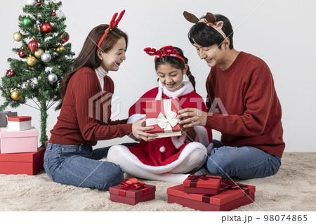 happy Asian Korean family in Christmas concept__surprised at gifts 98074865
