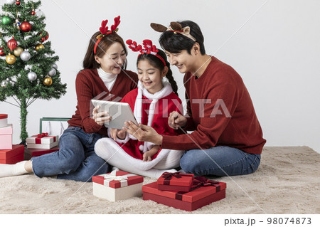 happy Asian Korean family in Christmas concept_watching tablet device 98074873