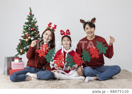 happy Asian Korean family in Christmas concept_holding a tree shaped garland happy Asian Korean family in Christmas concept_holding a tree shaped garland 98075110
