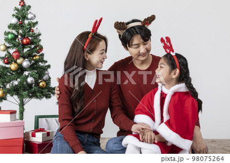 happy Asian Korean family in Christmas concept_holding a gift box 98075264
