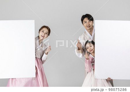 Korean family in Hanbok, isolated white background_holding a panel 98075286