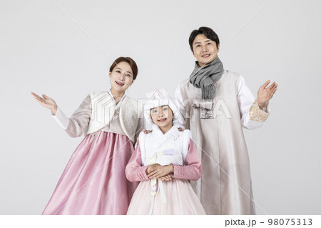 Korean family in Hanbok, isolated white background_hand motion 98075313