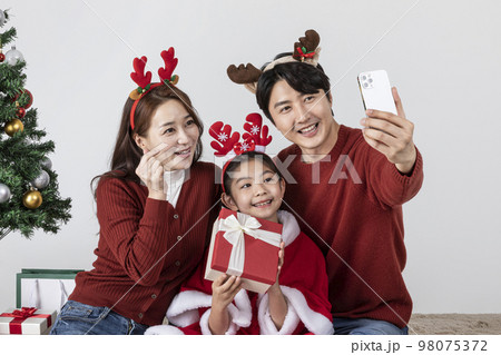 happy Asian Korean family in Christmas concept_taking a selfie 98075372
