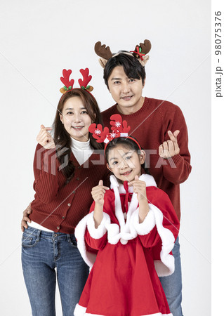 happy Asian Korean family in Christmas concept_hand motion happy Asian Korean family in Christmas concept_hand motion 98075376