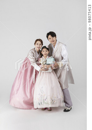 Korean family in Hanbok, isolated white background_holding a presents 98075413