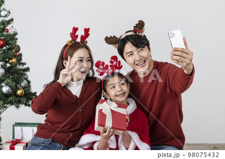 happy Asian Korean family in Christmas concept_taking a selfie 98075432