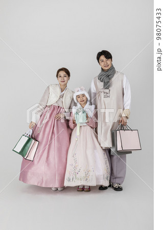 Korean family in Hanbok, isolated white background_holding a shopping bags and presents 98075433