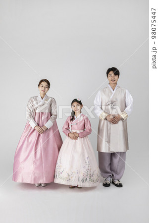 Korean family in Hanbok, isolated white background_standing friendly 98075447