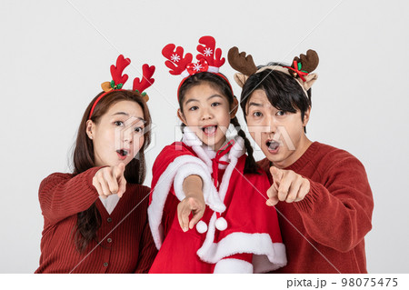 happy Asian Korean family in Christmas concept_look at one place and be surprised 98075475