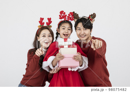happy Asian Korean family in Christmas concept 98075482