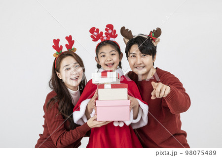 happy Asian Korean family in Christmas concept_holding a gift box 98075489