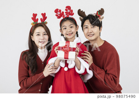 happy Asian Korean family in Christmas concept_holding a gift box 98075490