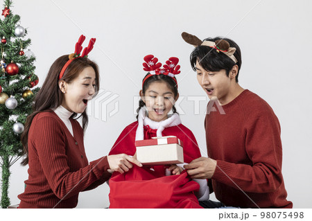 happy Asian Korean family in Christmas concept_holding a gift box 98075498