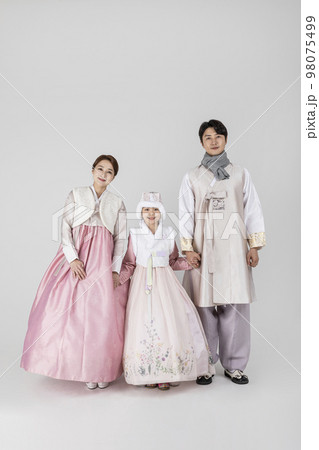 Korean family in Hanbok, isolated white background_standing friendly 98075499