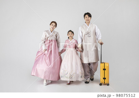 Korean family in Hanbok, isolated white background_waking with travel luggage bag Korean family in Hanbok, isolated white background_waking with travel luggage bag 98075512