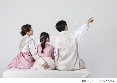 Korean family in Hanbok, isolated white background_pointung with one's hand Korean family in Hanbok, isolated white background_pointung with one's hand 98075543