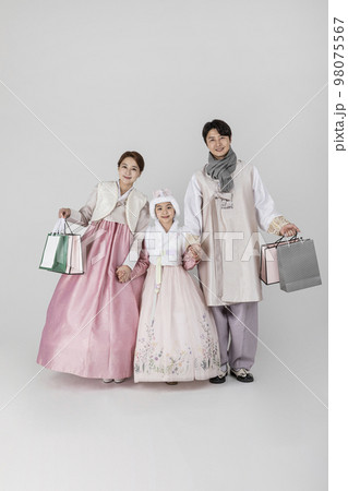 Korean family in Hanbok, isolated white background_holding a shopping bag Korean family in Hanbok, isolated white background_holding a shopping bag 98075567